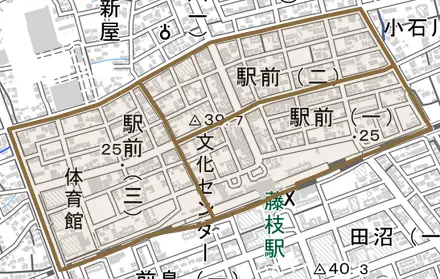 駅前とその周辺の地図。町の範囲を重ねている