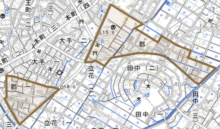 郡とその周辺の地図。町の範囲を重ねている