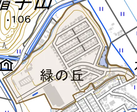 緑の丘とその周辺の地図。町の範囲を重ねている