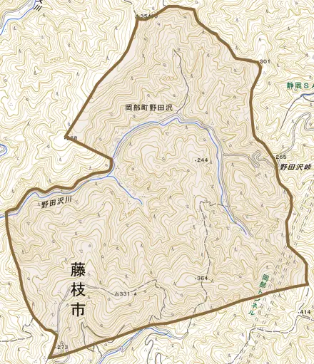 岡部町野田沢とその周辺の地図。町の範囲を重ねている