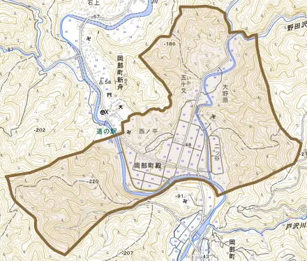 岡部町殿とその周辺の地図。町の範囲を重ねている