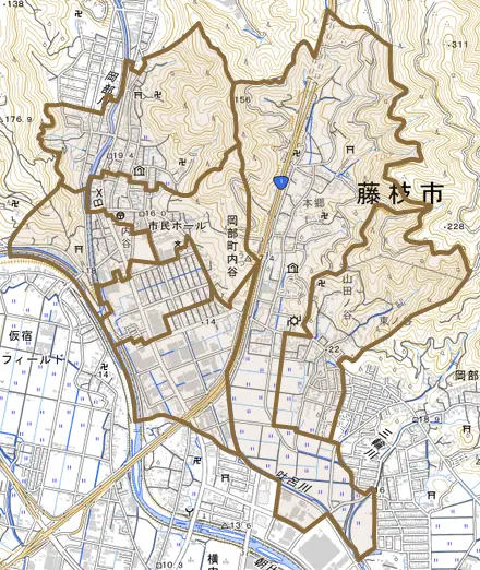 岡部町内谷とその周辺の地図。町の範囲を重ねている