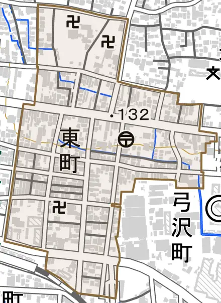 東町とその周辺の地図。町の範囲を重ねている