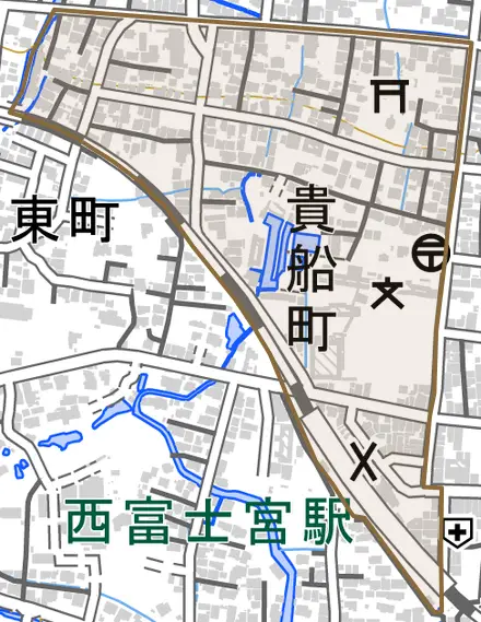 貴船町とその周辺の地図。町の範囲を重ねている