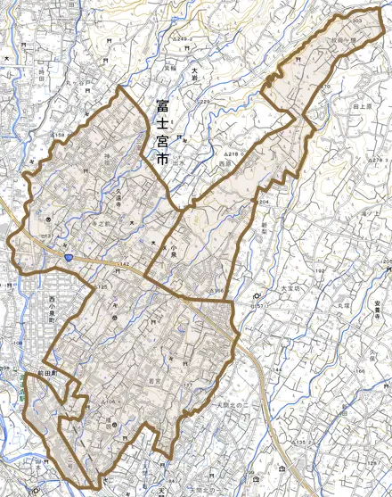 小泉とその周辺の地図。町の範囲を重ねている