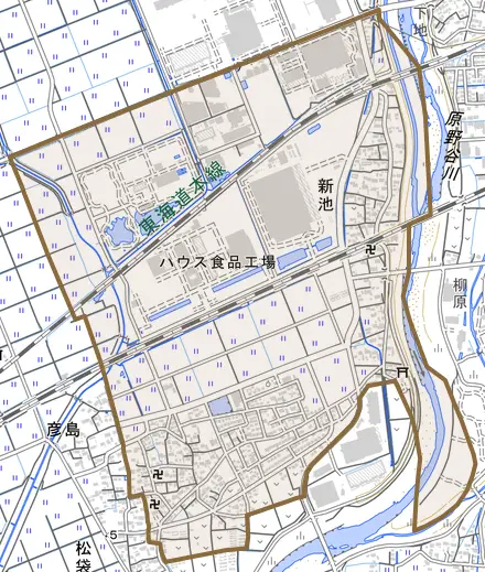 新池とその周辺の地図。町の範囲を重ねている