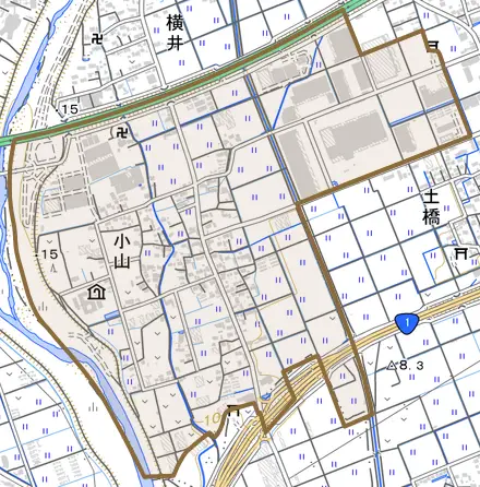小山とその周辺の地図。町の範囲を重ねている