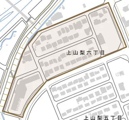 上山梨六丁目とその周辺の地図。町の範囲を重ねている