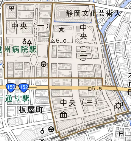 中央とその周辺の地図。町の範囲を重ねている