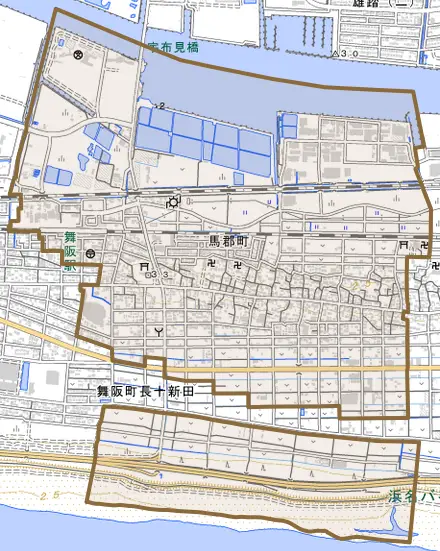 馬郡町とその周辺の地図。町の範囲を重ねている
