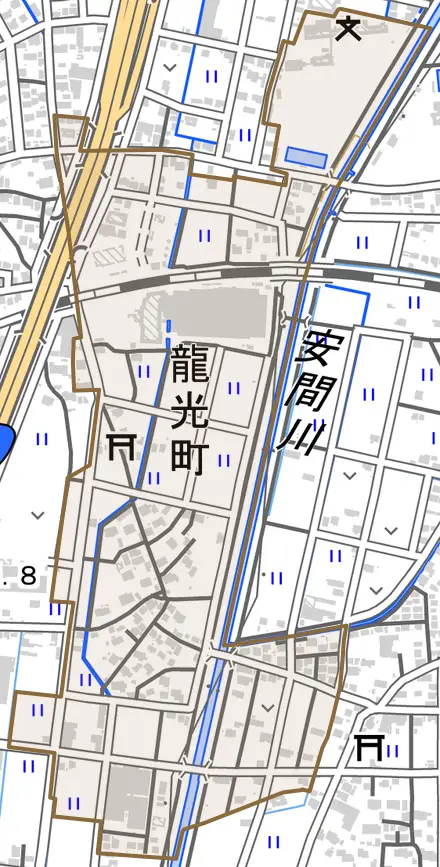 龍光町とその周辺の地図。町の範囲を重ねている