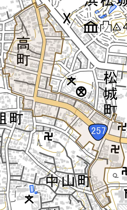 高町とその周辺の地図。町の範囲を重ねている