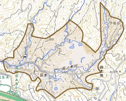 灰木とその周辺の地図。町の範囲を重ねている
