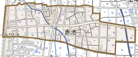 赤池とその周辺の地図。町の範囲を重ねている