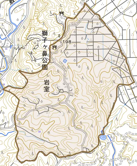 岩室とその周辺の地図。町の範囲を重ねている