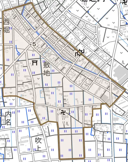 敷地とその周辺の地図。町の範囲を重ねている