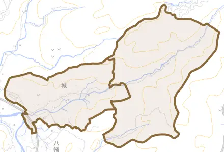 城とその周辺の地図。町の範囲を重ねている