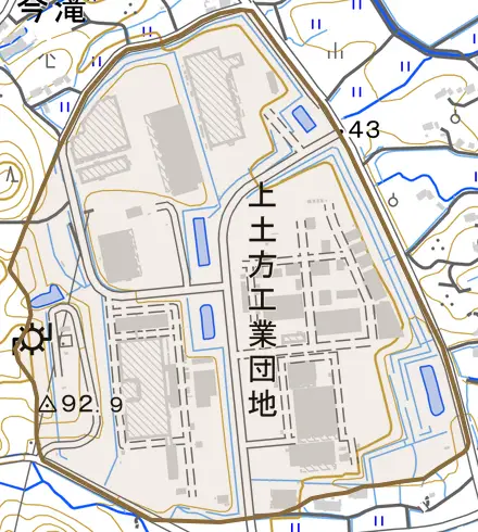 上土方工業団地とその周辺の地図。町の範囲を重ねている