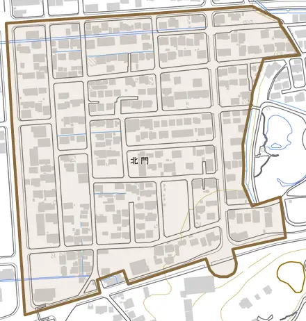 北門とその周辺の地図。町の範囲を重ねている