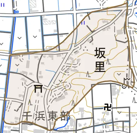 坂里とその周辺の地図。町の範囲を重ねている