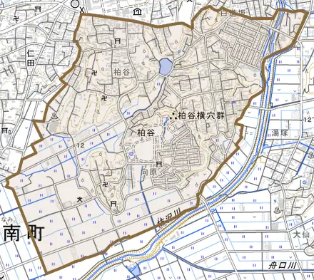 柏谷とその周辺の地図。町の範囲を重ねている