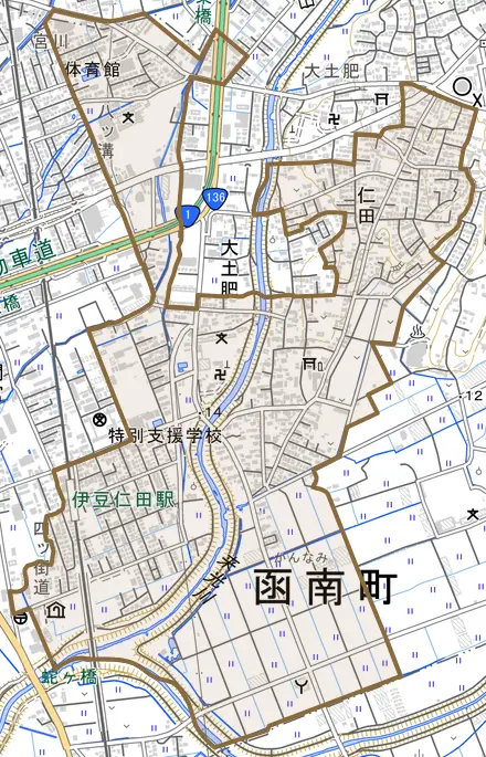 仁田とその周辺の地図。町の範囲を重ねている