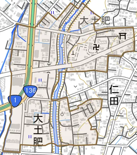 大土肥とその周辺の地図。町の範囲を重ねている