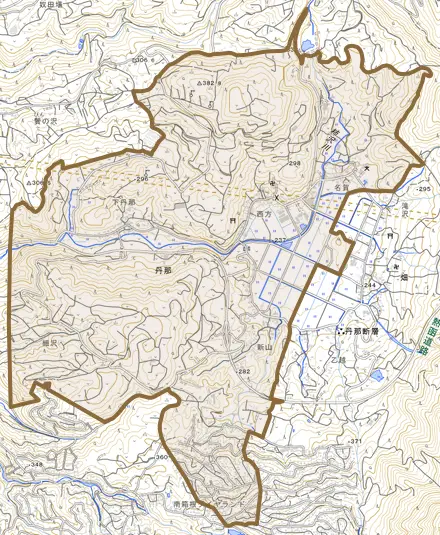 丹那とその周辺の地図。町の範囲を重ねている
