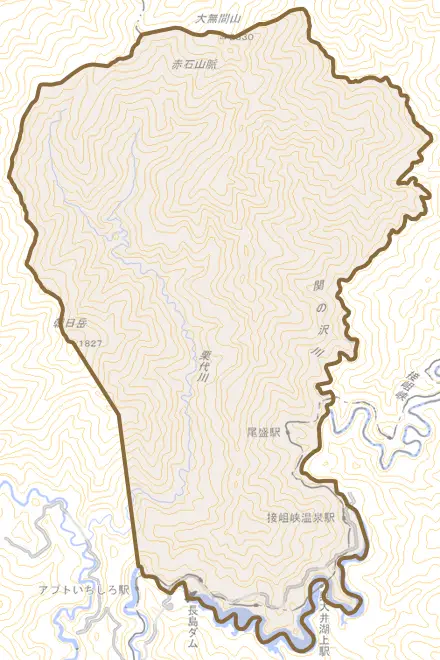 犬間とその周辺の地図。町の範囲を重ねている