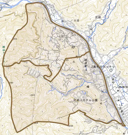 峰とその周辺の地図。町の範囲を重ねている