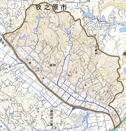 勝間とその周辺の地図。町の範囲を重ねている