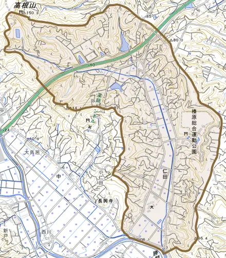 仁田とその周辺の地図。町の範囲を重ねている