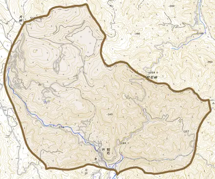 蛇石とその周辺の地図。町の範囲を重ねている
