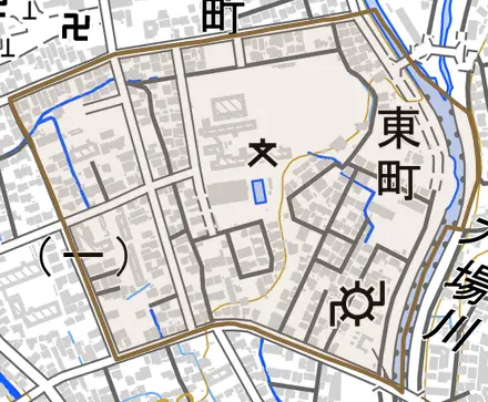 東町とその周辺の地図。町の範囲を重ねている