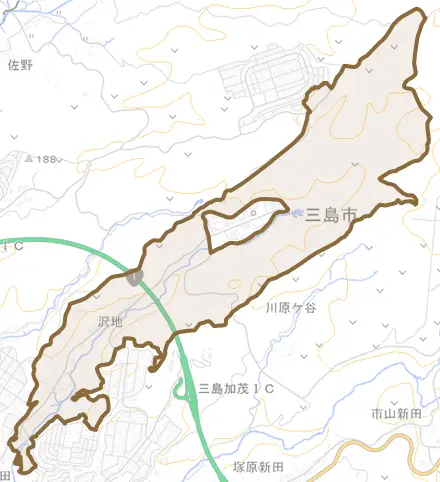 沢地とその周辺の地図。町の範囲を重ねている