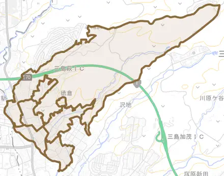 徳倉とその周辺の地図。町の範囲を重ねている