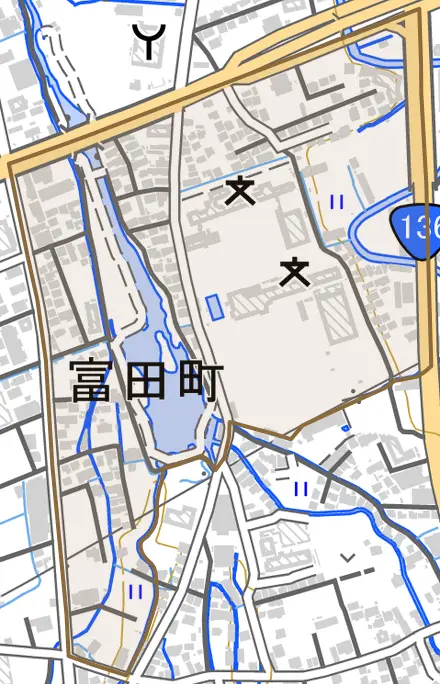 富田町とその周辺の地図。町の範囲を重ねている