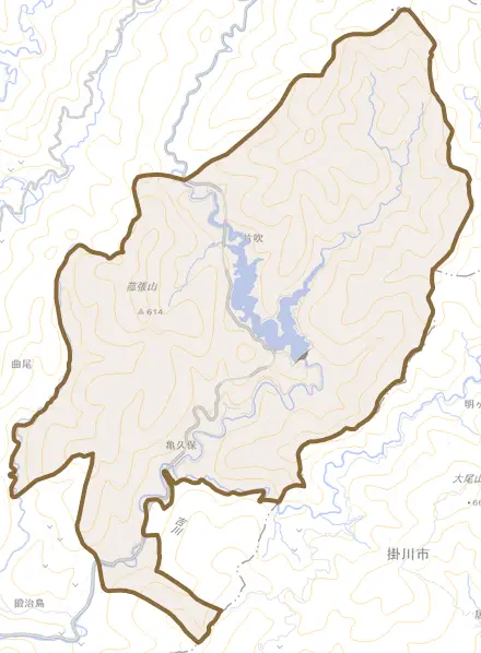 亀久保とその周辺の地図。町の範囲を重ねている