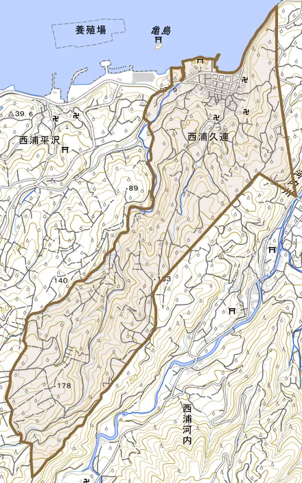 西浦久連とその周辺の地図。町の範囲を重ねている