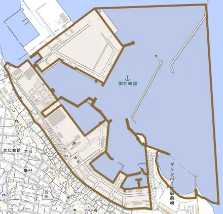 港とその周辺の地図。町の範囲を重ねている