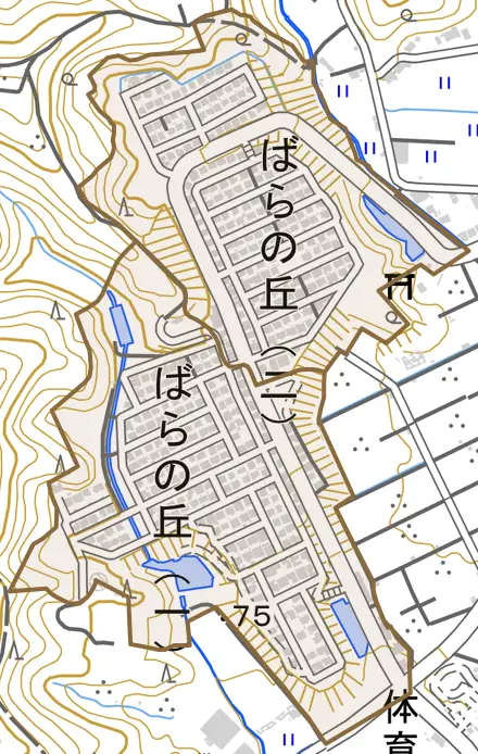 ばらの丘とその周辺の地図。町の範囲を重ねている