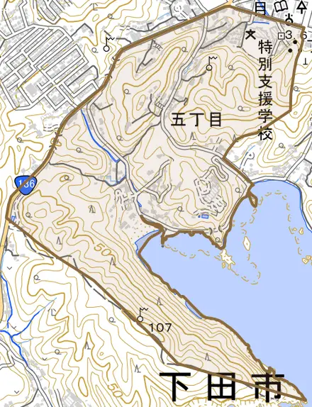 五丁目とその周辺の地図。町の範囲を重ねている