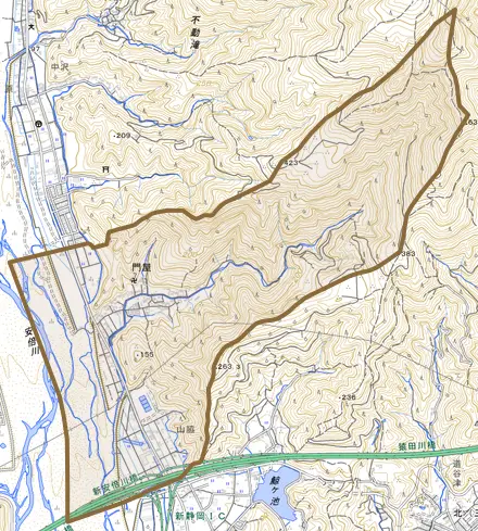 門屋とその周辺の地図。町の範囲を重ねている