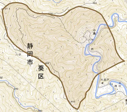 小島とその周辺の地図。町の範囲を重ねている