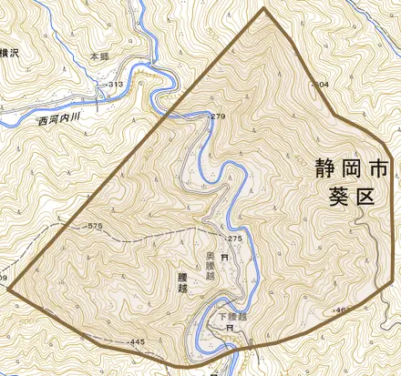 腰越とその周辺の地図。町の範囲を重ねている