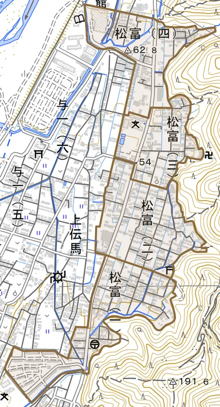 松富とその周辺の地図。町の範囲を重ねている