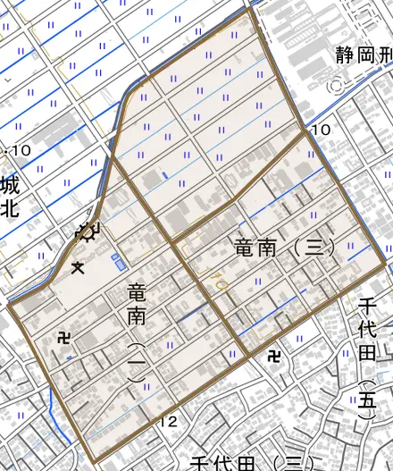 竜南とその周辺の地図。町の範囲を重ねている