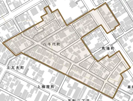 八千代町とその周辺の地図。町の範囲を重ねている