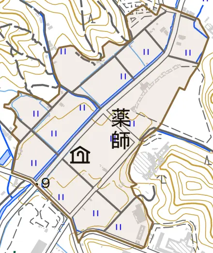 薬師とその周辺の地図。町の範囲を重ねている