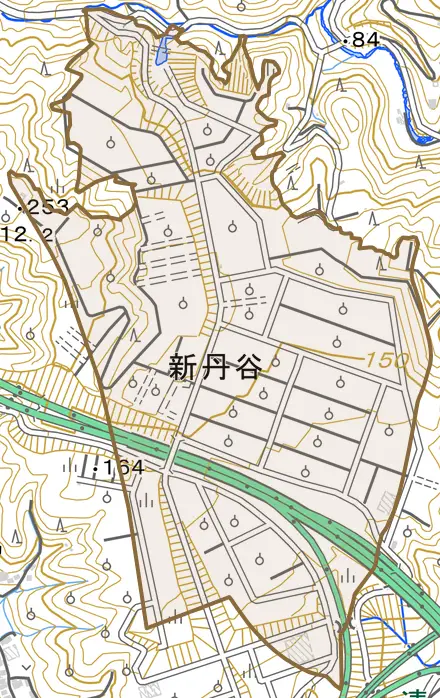 新丹谷とその周辺の地図。町の範囲を重ねている